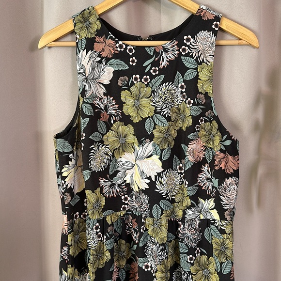 Beautiful Loft dress - Picture 2 of 7